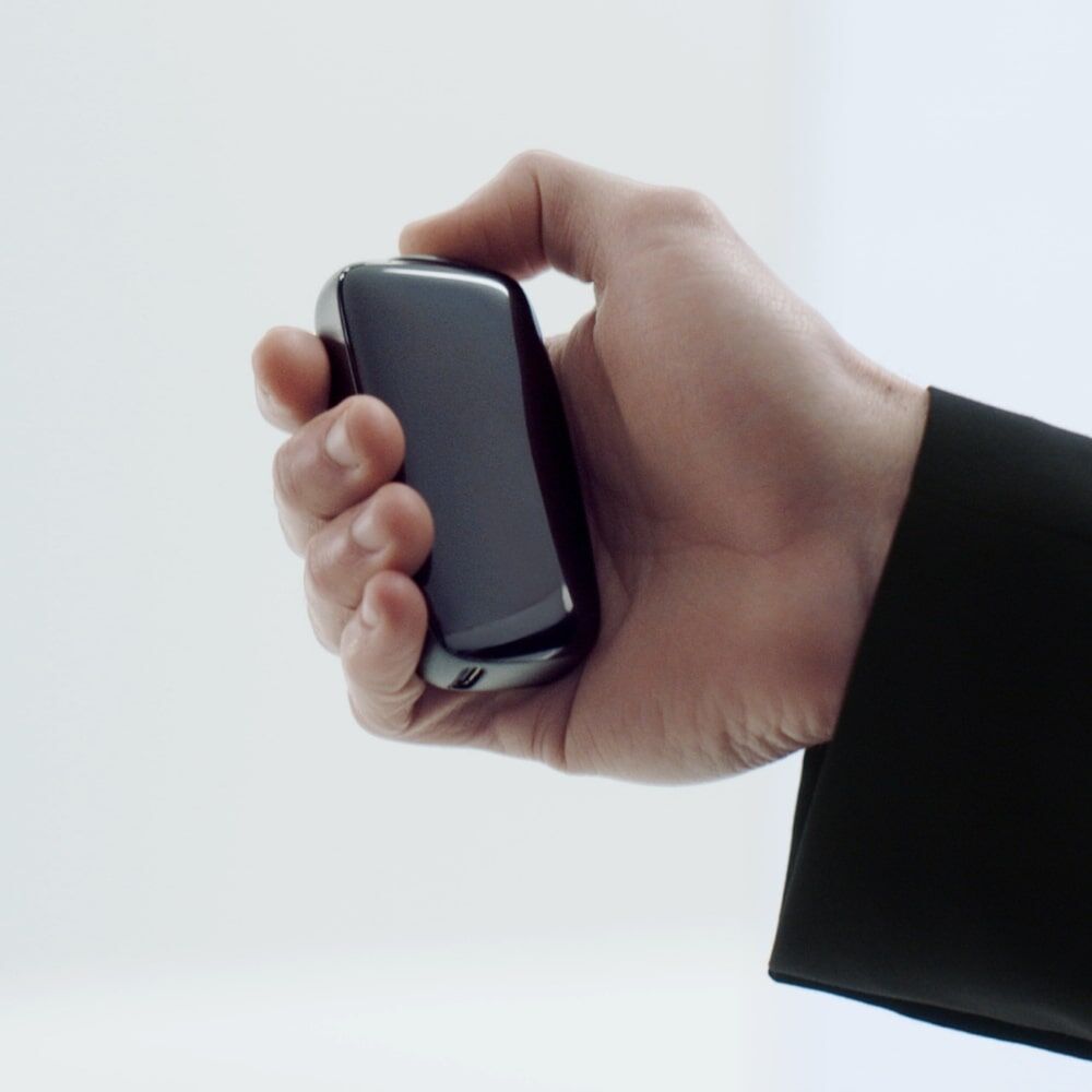 Ploom X Advanced чорний — фото в руці
