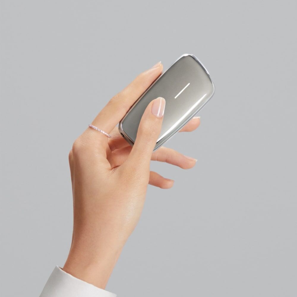 Ploom X Advanced Сріблястий — фото в руці
