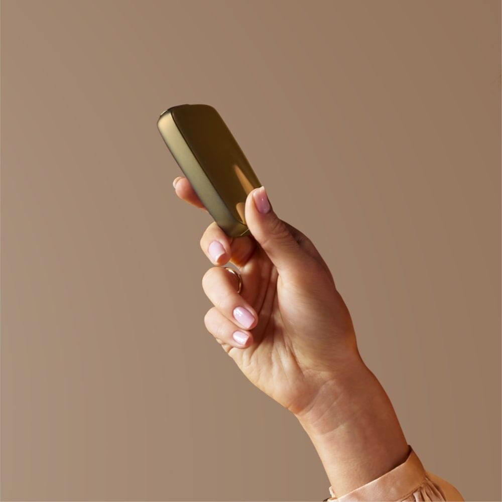 Ploom X Advanced Золотистий — фото в руці
